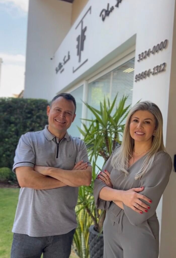 Fabricio Fernandes e Débora Fontanella um ao lado do outro em frente a clínica FF Odontologia e Estética.